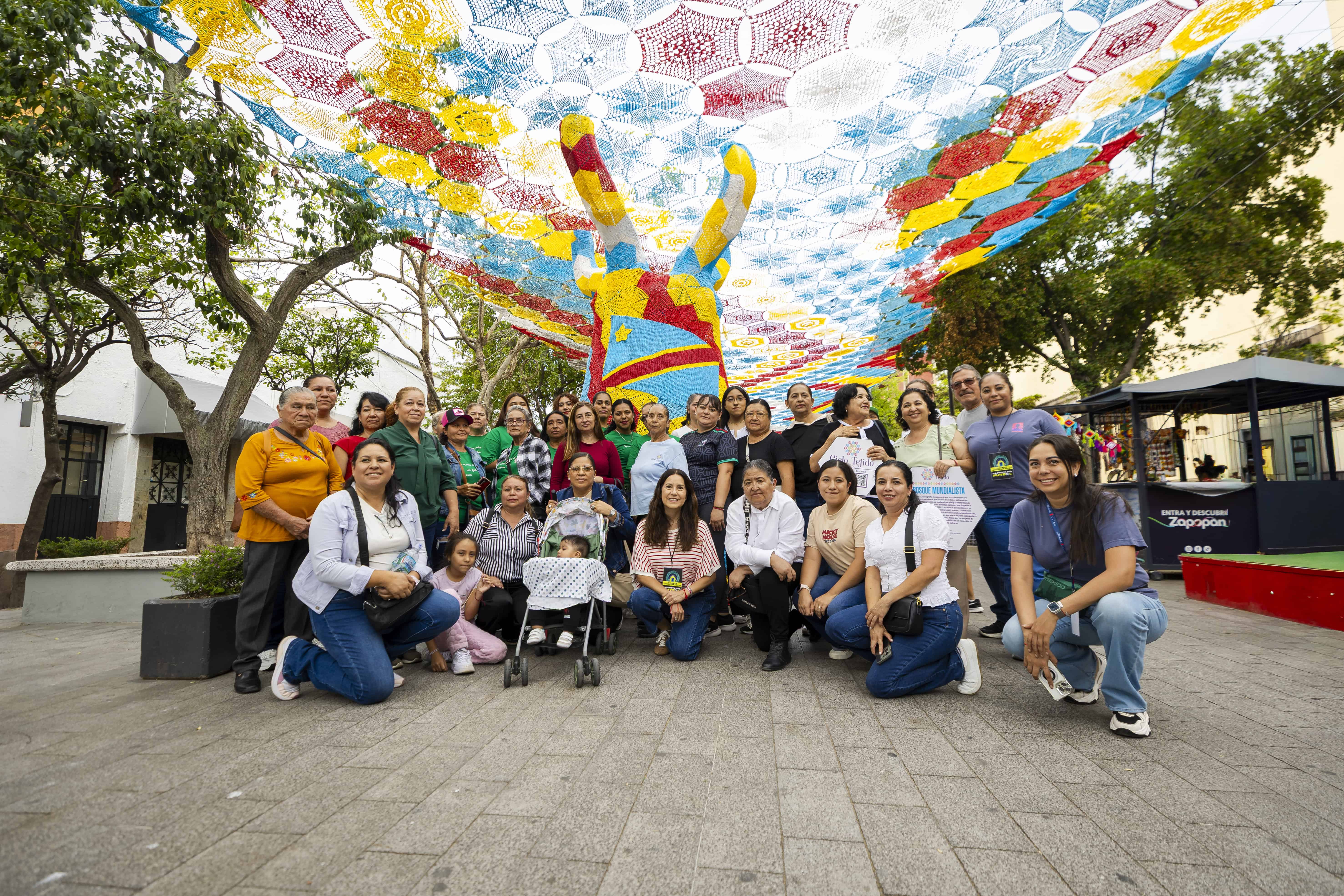 Artesanas jaliscienses tejen cielo de Mundial de fútbol en Zapopan