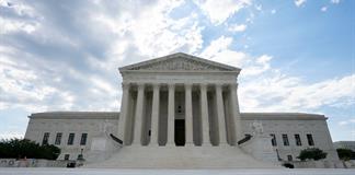Corte Suprema de EEUU da espaldarazo a pol&iacute;tica migratoria de Trump y permite deportaci&oacute;n de haitianos