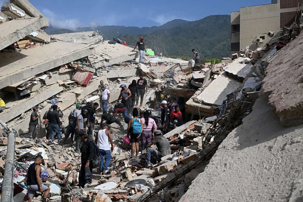 Rescatados sin sus padres, niños llegan a hospitales en Caracas tras potentes terremotos