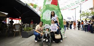 Artesanas jaliscienses tejen cielo de Mundial de f&uacute;tbol en Zapopan