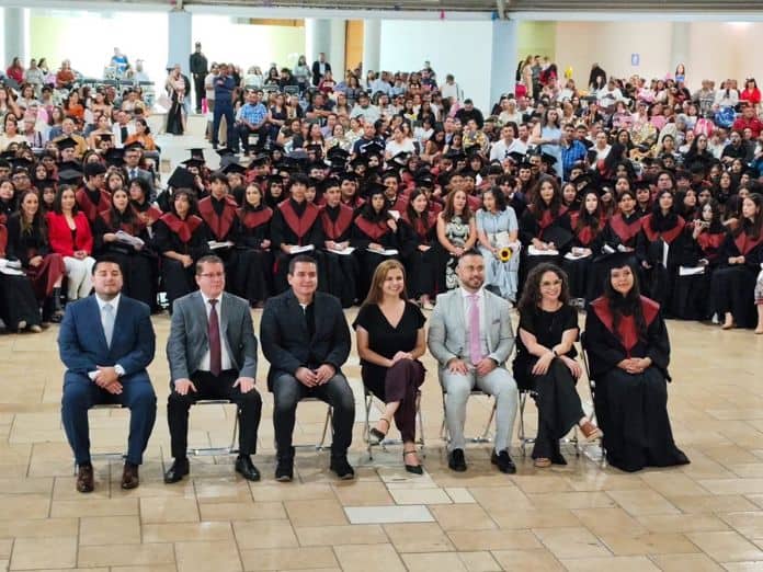 Karla Planter apadrina generación de la Preparatoria de Ciudad Guzmán