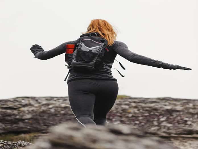 Rucking: los beneficios de caminar cargando peso