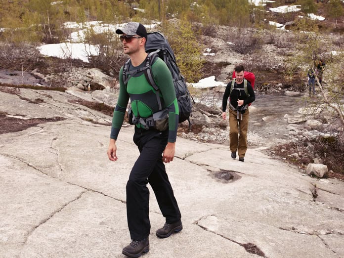 Rucking: los beneficios de caminar cargando peso