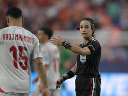 Katia Garc&iacute;a honra a M&eacute;xico en su hist&oacute;rico arbitraje en el Mundial