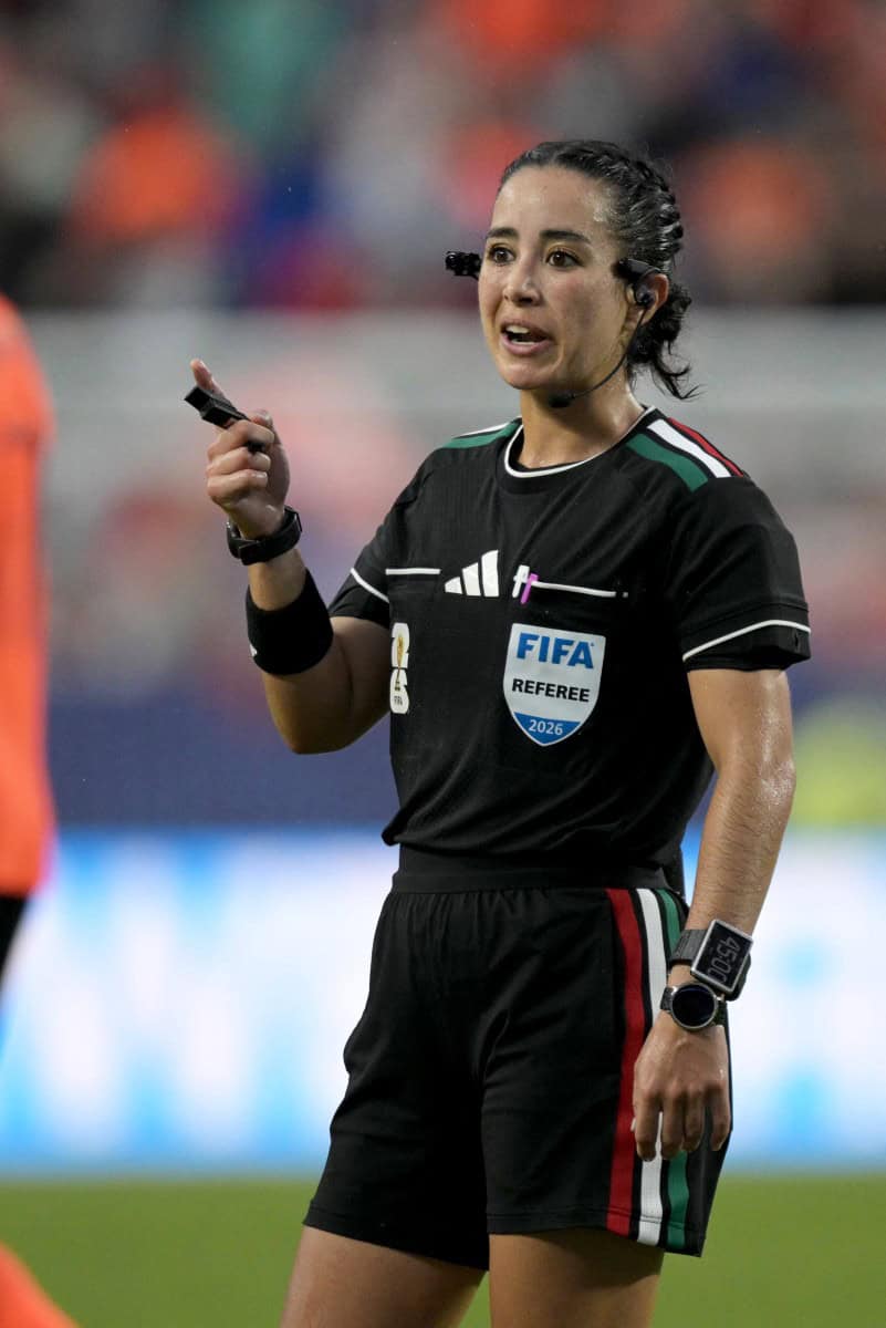 Katia García honra a México en su histórico arbitraje en el Mundial
