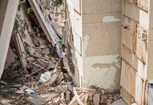 Madre excava entre las ruinas en busca de su hijo tras terremotos en Venezuela