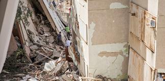 Madre excava entre las ruinas en busca de su hijo tras terremotos en Venezuela