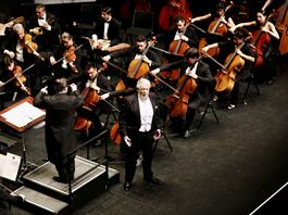 Con zarzuelas y canto tapat&iacute;o, Pl&aacute;cido Domingo ofrece concierto en el Conjunto Santander
