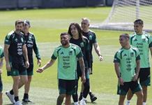 Javier Aguirre muestra su cara más tolerante en las prácticas de la selección mexicana