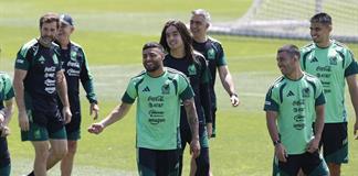Javier Aguirre muestra su cara m&aacute;s tolerante en las pr&aacute;cticas de la selecci&oacute;n mexicana