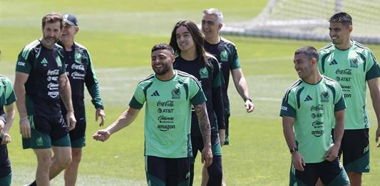 Javier Aguirre muestra su cara más tolerante en las prácticas de la selección mexicana