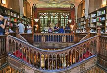 Dua Lipa abre en Oporto una librería dedicada a libros censurados y voces críticas