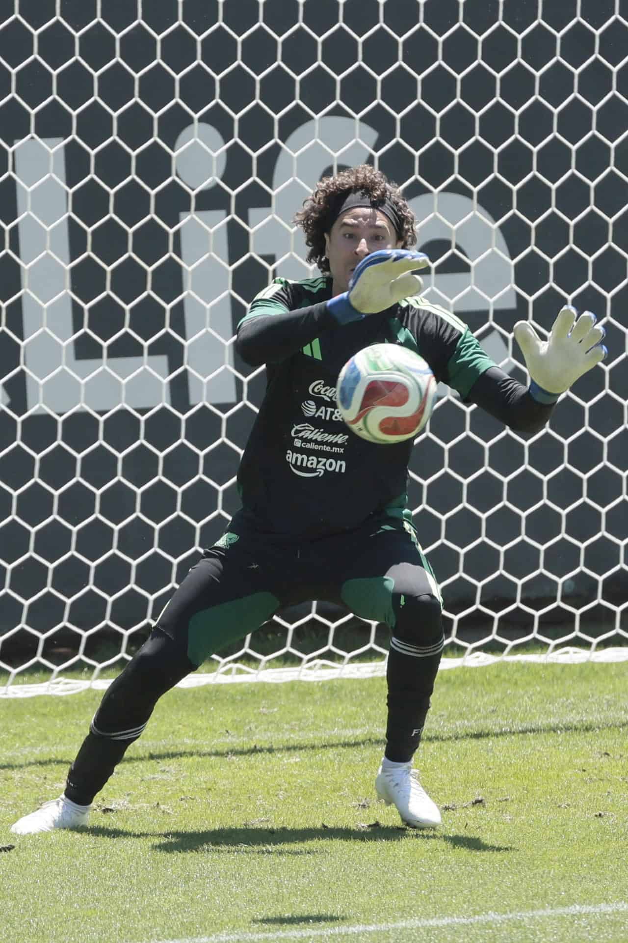 Sheinbaum destaca trayectoria de Guillermo Ochoa en la selección mexicana