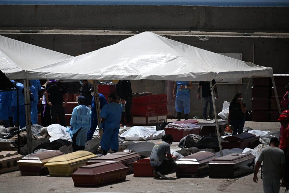 Una morgue improvisada se instala en puerto de Venezuela tras sismos