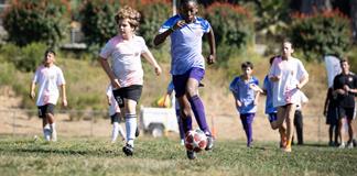 El f&uacute;tbol, un salvavidas de inclusi&oacute;n que desaf&iacute;a al sistema elitista de EE.UU.