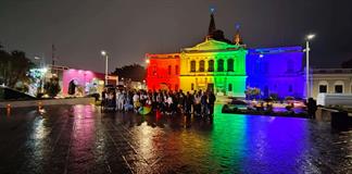 El arco&iacute;ris ilumin&oacute; el MUSA por el D&iacute;a del Orgullo