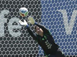 Sheinbaum destaca trayectoria de Guillermo Ochoa en la selecci&oacute;n mexicana