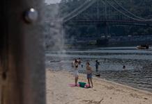 Para escapar del calor y olvidar la guerra, los habitantes de Kiev buscan refugio en la playa Para escapar del calor y olvidar la guerra, los habitantes de Kiev buscan refugio en la playa