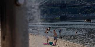 Para escapar del calor y olvidar la guerra, los habitantes de Kiev buscan refugio en la playa Para escapar del calor y olvidar la guerra, los habitantes de Kiev buscan refugio en la playa