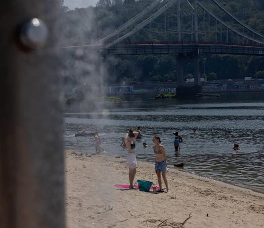 Para escapar del calor y olvidar la guerra, los habitantes de Kiev buscan refugio en la playa