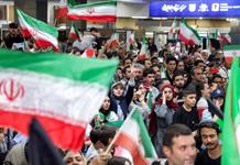 Hinchas iraníes brindan cálido recibimiento a su selección en Teherán Hinchas iraníes brindan cálido recibimiento a su selección en Teherán
