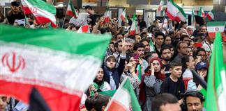 Hinchas iraníes brindan cálido recibimiento a su selección en Teherán Hinchas iraníes brindan cálido recibimiento a su selección en Teherán