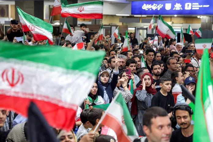 Hinchas iraníes brindan cálido recibimiento a su selección en Teherán Hinchas iraníes brindan cálido recibimiento a su selección en Teherán