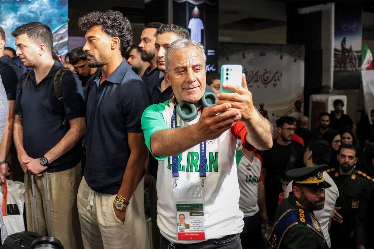 Hinchas iraníes brindan cálido recibimiento a su selección en Teherán Hinchas iraníes brindan cálido recibimiento a su selección en Teherán