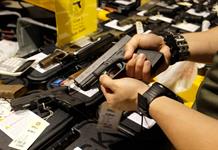 EE.UU. demanda ley de California que prohíbe la venta de pistolas semiautomáticas tipo Glock EE.UU. demanda ley de California que prohíbe la venta de pistolas semiautomáticas tipo Glock