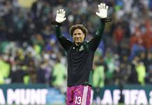 Dibujos animados de Ochoa como protector del novato Mora conmueven a hinchas mexicanos