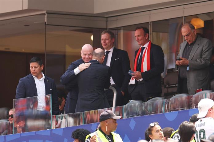 50 eurodiputados piden que la FIFA investigue atribución de premio a Donald Trump 50 eurodiputados piden que la FIFA investigue atribución de premio a Donald Trump