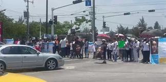 Al grito de no estamos todos, familiares y amigos de estudiantes desaparecidos bloquean Perif&eacute;rico