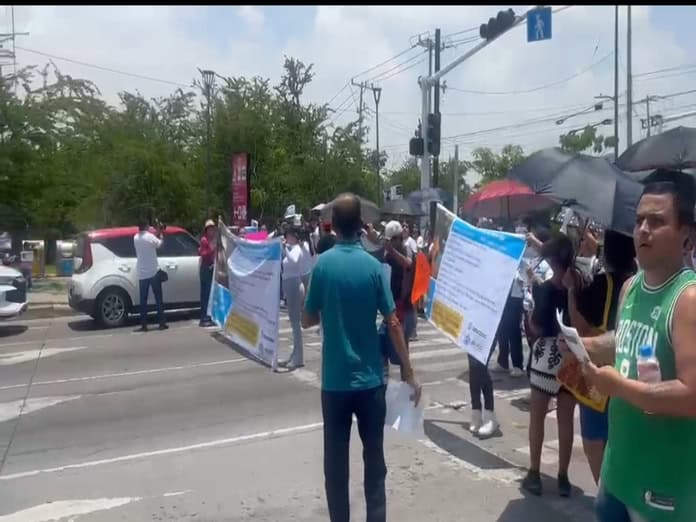 Al grito de no estamos todos, familiares y amigos de estudiantes desaparecidos bloquean Periférico