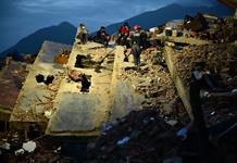 Venezolanos con nervios al límite por rumores e ilusiones de hallar vida bajo los escombros Venezolanos con nervios al límite por rumores e ilusiones de hallar vida bajo los escombros