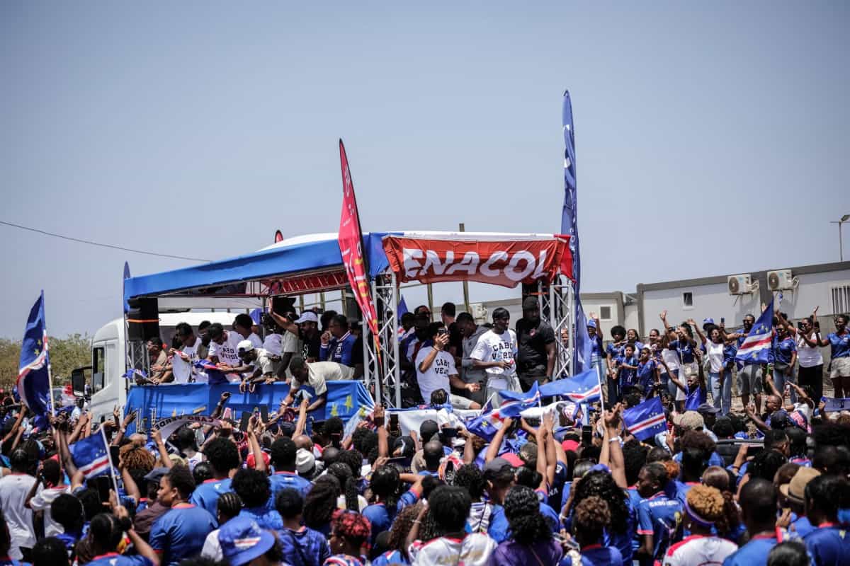 Cabo Verde recibe como héroes a sus Tiburones Azules Cabo Verde recibe como héroes a sus Tiburones Azules
