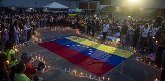 Venezuela intenta retomar la normalidad mientras avanza retirada de escombros en La Guaira