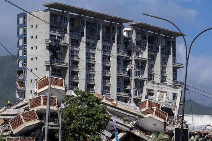 En una silla plástica: psicología de emergencia para víctimas de sismos en Venezuela En una silla plástica: psicología de emergencia para víctimas de sismos en Venezuela