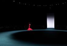 Balenciaga vuelve con sus elegantes volúmenes a la alta costura