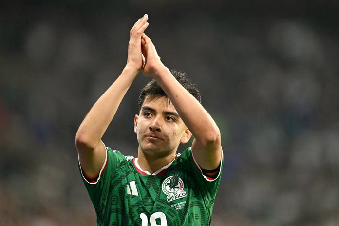 Gilberto Mora se gradúa de preparatoria tras disputar el Mundial con México Gilberto Mora se gradúa de preparatoria tras disputar el Mundial con México