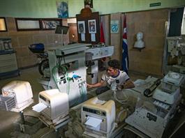 Equipos rotos y médicos exhaustos: el sistema de salud cubano al borde del colapso Equipos rotos y médicos exhaustos: el sistema de salud cubano al borde del colapso
