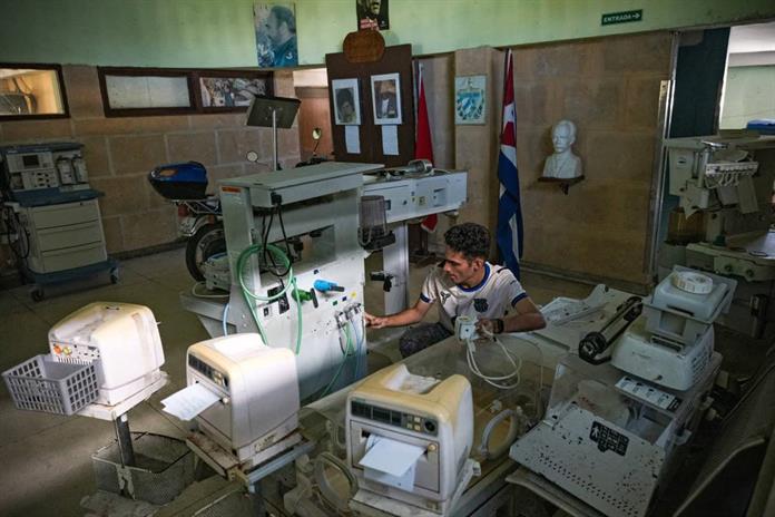 Equipos rotos y médicos exhaustos: el sistema de salud cubano al borde del colapso Equipos rotos y médicos exhaustos: el sistema de salud cubano al borde del colapso