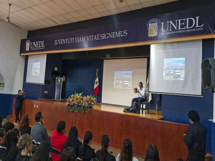 El fotoperiodista Ulises Ruiz expone los horrores de Izaguirre a estudiantes de UNEDL El fotoperiodista Ulises Ruiz expone los horrores de Izaguirre a estudiantes de UNEDL