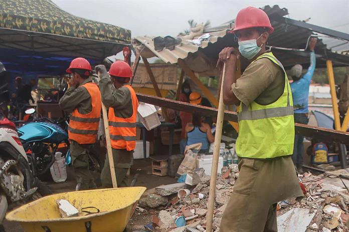 Familiares denuncian bloqueo de maquinaria para rescate en La Guaira Familiares denuncian bloqueo de maquinaria para rescate en La Guaira