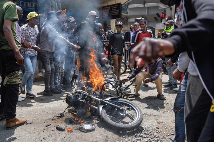 La clase política de Kenia explota a jóvenes pobres para provocar disturbios La clase política de Kenia explota a jóvenes pobres para provocar disturbios