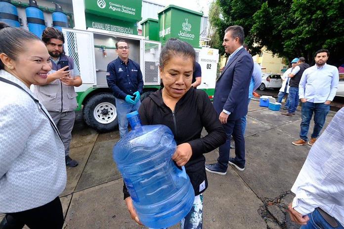 Arranca en El Sauz la primera planta potabilizadora móvil; producirá hasta mil 500 garrafones diarios Arranca en El Sauz la primera planta potabilizadora móvil; producirá hasta mil 500 garrafones diarios