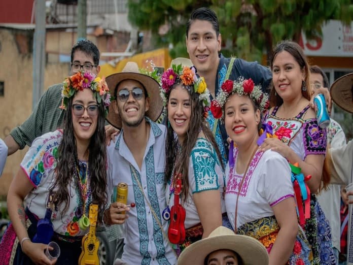 Paracho celebra 51 años de un festival donde la guitarra une tradición y nuevas generaciones Paracho celebra 51 años de un festival donde la guitarra une tradición y nuevas generaciones