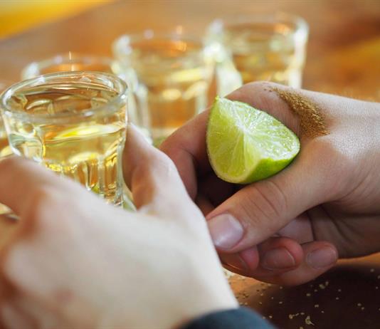 Cofepris alerta por lote adulterado de tequila Gran Centenario