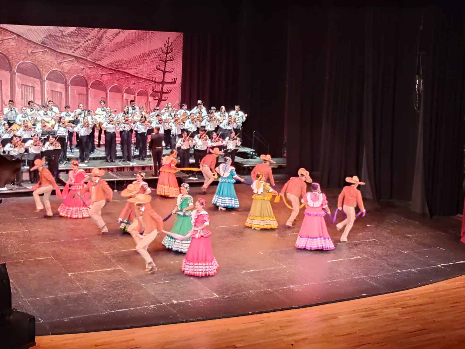 El Mariachi ECOS lleva las “Voces del son” con agrupaciones de ballet folklórico al Teatro Degollado El Mariachi ECOS lleva las “Voces del son” con agrupaciones de ballet folklórico al Teatro Degollado