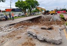 Por socavón, cierran carriles en avenida San Isidro Por socavón, cierran carriles en avenida San Isidro