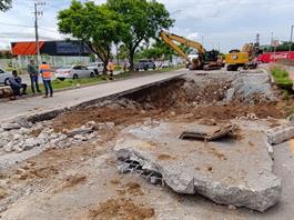 Por socavón, cierran carriles en avenida San Isidro Por socavón, cierran carriles en avenida San Isidro